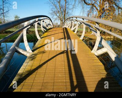 Oxford, Angleterre - 6 novembre 2017 cette passerelle tubulaire en treillis sur la rivière Cherwell vient d'être construite. Il fait partie de ma marche préférée à O Banque D'Images