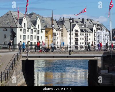 Alesund est une petite ville (pop. 45000) dans le comté de M¿re og Romsdal, en Norvège. Il fait partie du quartier traditionnel de Sunnm¿re et du centre des les Banque D'Images