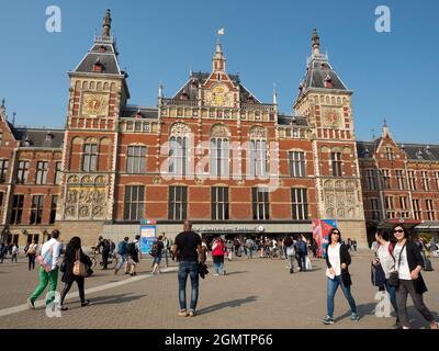 Amsterdam, pays-Bas - 27 mai 2016 ; Amsterdam est la capitale des pays-Bas, célèbre pour son patrimoine artistique, son système de canaux pittoresques et son étroite houle Banque D'Images