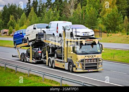 Le camion de transport de voiture FM Volvo de couleur or de Kawa Auto Oy transporte des véhicules dans la circulation sur autoroute le jour de l'automne. Salo, Finlande. 10 septembre 2021. Banque D'Images