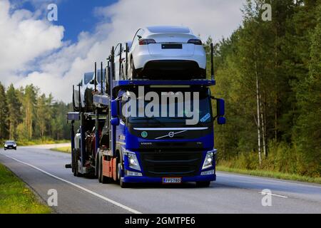 Le transporteur de voitures FM Blue Volvo Autolink Oy transporte Tesla et d'autres voitures neuves sur la route 25 du port de Hanko au continent. Raasepori, Finlande. 9 septembre 2021. Banque D'Images