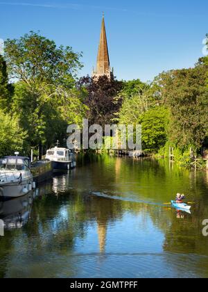 Abingdon, Angleterre - 25 mai 2020; une personne en vue, pagayer un canoë. Abingdon prétend être la plus ancienne ville d'Angleterre. Si vous passez par-dessus son support Banque D'Images