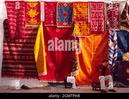 Essaouira, Marocoa - janvier 2004 ; Essaouira est une ville portuaire historique et une station balnéaire sur la côte atlantique de MoroccoÕs. Un vendeur de tapis dans les ruelles étroites de Banque D'Images