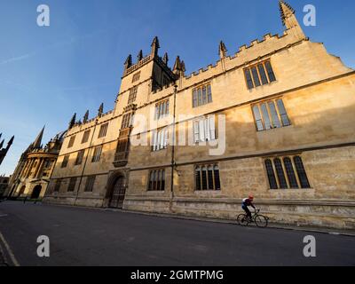 C'est le centre historique d'Oxford à l'aube. Le cadre central est la grande façade de la bibliothèque Bodleian. Juste à sa gauche est la caméra Radcliffe et Banque D'Images