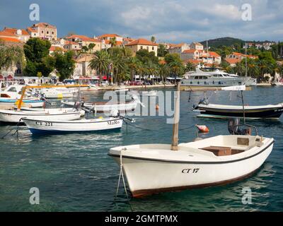 Cavtat est une petite ville de bord de mer dans le comté de Dubrovnik-Neretva en Croatie. Il est situé sur la côte de la mer Adriatique à 15 kilomètres au sud de Dubrovnik. L'origi Banque D'Images