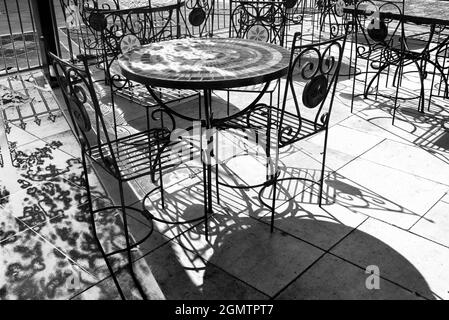 Abingdon, Angleterre - 10 février 2018 les chaises, les tables et les ombres sous le soleil d'hiver peuvent paraître étonnamment abstraites! Banque D'Images