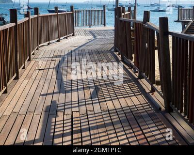 Changi, Singapour - 19 mars 2019 la promenade pittoresque de Changi point serpente autour de la pointe nord de Singapour, en face du port de Serangoon et du sud Banque D'Images