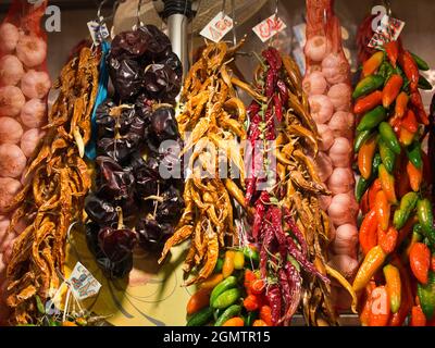 HBarcelona, Catalogne, Espagne - 21 juin 2005; pas de personnes en vue. Hot Stuff - une sélection colorée de piments dans le marché de Boqueria, juste à côté de la Rambla, Banque D'Images