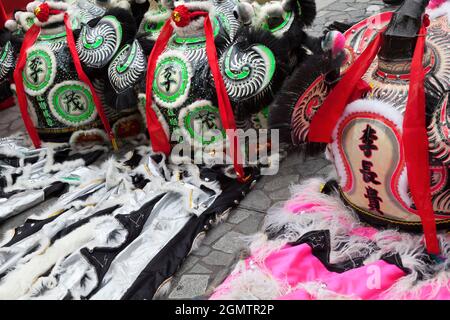 Hong Kong, 2018 ; ici, nous voyons des costumes de danse du lion sur le trottoir à Victoria Peak, qui y sont partis après l'ouverture d'un bâtiment cérémonial. Lion Dancing est un Banque D'Images