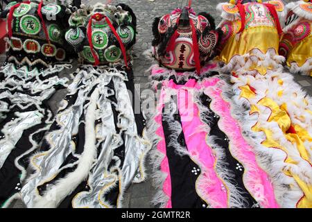 Hong Kong, 2018 ; ici, nous voyons des costumes de danse du lion sur le trottoir à Victoria Peak, qui y sont partis après l'ouverture d'un bâtiment cérémonial. Lion Dancing est un Banque D'Images