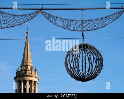 Décorations de Noël à Oxford High Street, avec l'un des célèbres clochers rêveurs de la ville en arrière-plan Banque D'Images