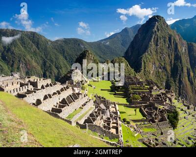 Machu Picchu, Pérou - 14 mai 2018 situé dans un endroit montagneux impressionnant à 2400m d'altitude dans les Andes, les ruines de la ville inca du XVe siècle Banque D'Images