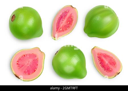 Fruit de goyave avec des tranches isolées sur fond blanc avec un chemin d'écrêtage et une profondeur de champ complète. Vue de dessus. Pose à plat. Set ou collection Banque D'Images