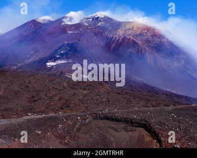 Mont Etna, Sicile, Italie - 21 septembre 2019 ; deux personnes en balle. Le majestueux Mont Etna domine le paysage nord-est de la Sicile, entre Banque D'Images