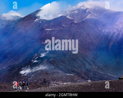 Mont Etna, Sicile, Italie - 21 septembre 2019 ; cinq personnes en balle. Le majestueux Mont Etna domine le paysage nord-est de la Sicile, entre Banque D'Images