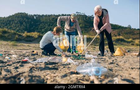 Les aînés bénévoles le nettoyage de la plage Banque D'Images