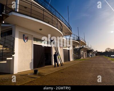 Oxford, Angleterre - 11 décembre 2018 ; deux personnes en photo, de retour à l'appareil photo. Ces serres de l'université d'Oxford sont idéalement situées en face de la Rive Banque D'Images