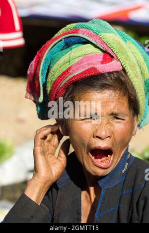 Lac Inle, Myanmar - 2 février 2013 Oui, nous connaissons tous le sentiment. Il fait trop chaud, et tout ce que nous voulons faire est de se réveiller et de s'endormir. Banque D'Images