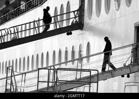 Ketchikan, Alaska, États-Unis - 26 mai 2010; silhouetted les gens en vue. Ici, nous voyons des passagers s'embarquer et débarquer pendant qu'un paquebot de croisière est amarré Banque D'Images