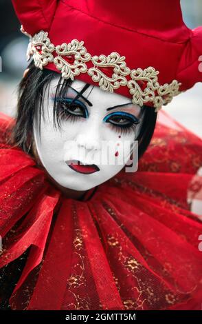 Tokyo, Japon - 6 novembre 2005 ; une fille posant dans le plan Harajuku est le centre de la culture de rue, du cosplay et de la mode de jeunesse à Tokyo. Veille Banque D'Images