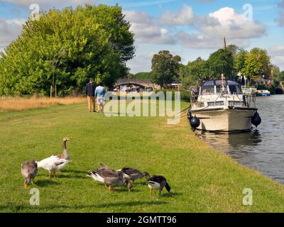 Abingdon, Angleterre - 11 août 2019 ; deux personnes marchant dans la balle. Abingdon prétend être la plus ancienne ville d'Angleterre. Si vous passez devant son quartier médiéval Banque D'Images