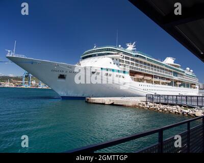 Marseille, France - 20 juin 2013 ; de retour en période de pré-pandémie, des paquebots de croisière de luxe comme celui-ci ont éboulé des passagers partout dans le monde. Allons-nous voir leur l Banque D'Images