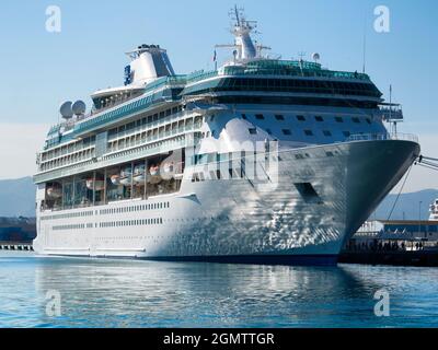 Marseille, France - 20 juin 2013 ; de retour en période de pré-pandémie, des paquebots de croisière de luxe comme celui-ci ont éboulé des passagers partout dans le monde. Allons-nous voir leur l Banque D'Images