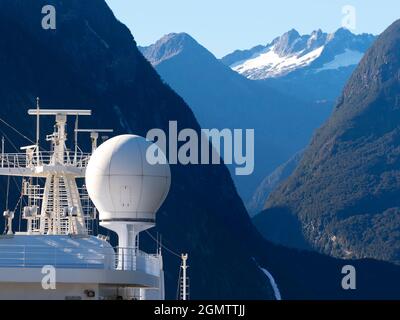 Milford Sound, Nouvelle-Zélande - 25 mars 2019 ici, nous voyons la vie sur un paquebot tout en naviguant dans Milford Sound, Nouvelle-Zélande. Milford Sound en est un Banque D'Images