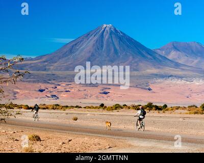 Vallée de la Lune, Chili - 26 mai 2018 ; deux touristes en vélo la spectaculaire vallée de la Lune (El Valle de la Luna) est située dans l'Atacama D. Banque D'Images