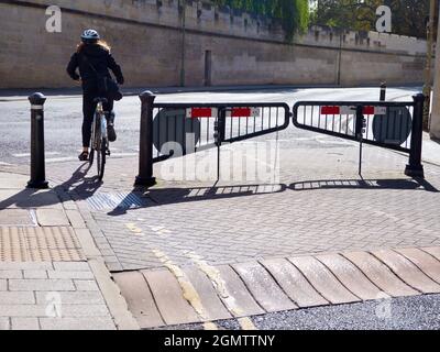 Oxford, Angleterre - 5 septembre 2019 ; un cycliste en vue, la ville historique d'Oxford a de nombreux sites célèbres, des monuments et des universités à s. Banque D'Images