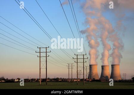 Didcot, Oxfordshire, Royaume-Uni; ouvert en 1970, Didcot centrale au charbon, avec ses multiples tours de refroidissement géantes et cheminées, utilisé à dom Banque D'Images