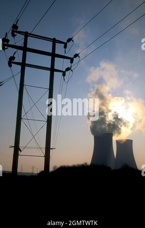 Didcot, Oxfordshire, Royaume-Uni; ouvert en 1970, Didcot centrale au charbon, avec ses multiples tours de refroidissement géantes et cheminées, utilisé à dom Banque D'Images