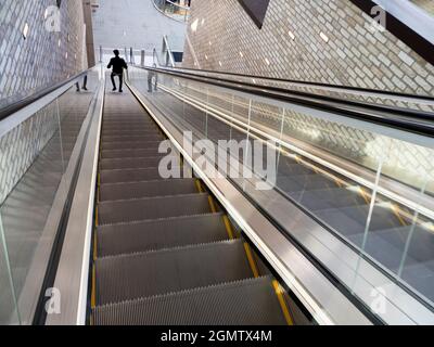 Oxford, Angleterre - 7 mars 2018 ; une personne sur l'escalier roulant Westgate est une nouvelle zone commerçante du centre-ville d'Oxford, en Angleterre. Ouvert en octobre 2017, il est Banque D'Images