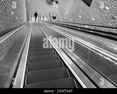 Oxford, Angleterre - 7 mars 2018 ; une personne sur l'escalier roulant Westgate est une nouvelle zone commerçante du centre-ville d'Oxford, en Angleterre. Ouvert en octobre 2017, il est Banque D'Images