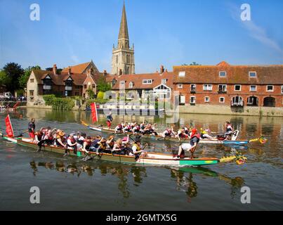 Abingdon, Oxfordshire, Royaume-Uni - septembre 2012 ; Dragon Boat Day est un événement annuel de collecte de fonds caritatif de longue date qui se tient sur et le long du fleuve T. Banque D'Images