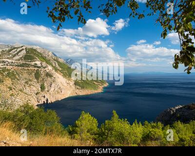 Starigrad Paklenica est un petit village et port de bord de mer croate, situé sur la côte du canal Velebit qui mène à l'Adriatique. C'est bui Banque D'Images