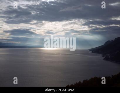 Starigrad Paklenica est un petit village et port de bord de mer croate, situé sur la côte du canal Velebit qui mène à l'Adriatique. C'est bui Banque D'Images