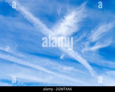 Oxfordshire, Angleterre - 12 juillet 2020 J'adore regarder le ciel. Ce que vous voyez est souvent beau, et en constante évolution. En marchant autour de mon village d'origine Banque D'Images