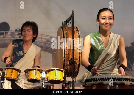 Londres, Angleterre - 31 décembre 2008 ; deux artistes. Des percussions japonaises dynamiques lors d'un événement culturel de Tokyo Day à Londres. Remarque - événement gratuit t Banque D'Images