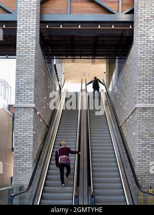 Oxford, Angleterre - 25 janvier 2018 ; deux personnes sur l'escalier roulant Westgate est une nouvelle zone commerçante du centre-ville d'Oxford, en Angleterre. Ouvert en octobre 2017, je Banque D'Images