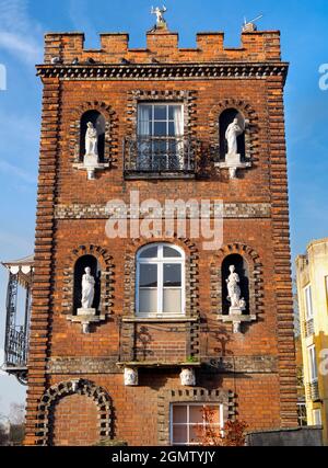 Oxford, Angleterre - 11 décembre 2018 connu à l'origine sous le nom de North Hinksey House, le château de Caullwell a été érigé en 1848 sur l'île de Folly Bridge Banque D'Images