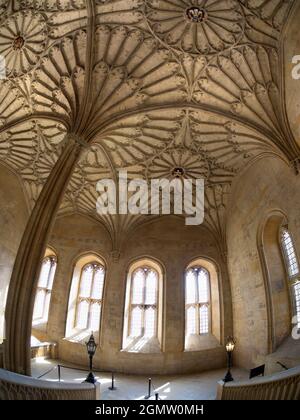 Oxford, Angleterre - 2012; fondé en 1458, le Magdalen College est l'un des plus anciens, des plus grands et des plus grands collèges universitaires d'Oxford. Il est maintenant Banque D'Images