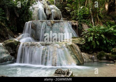 La cascade d'Oehala de 7 niveaux près de la petite ville SOE (SO'É), Timor occidental, Nusa Tenggara est, Indonésie. Banque D'Images