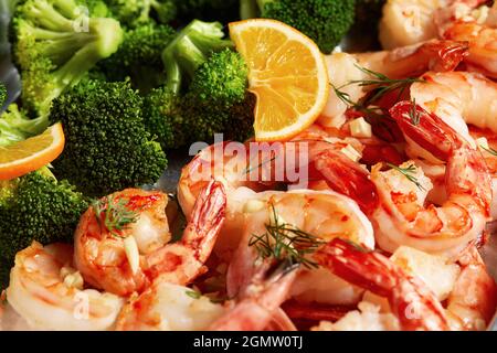 légumes mélangés frits et crevettes - style alimentaire sain. Banque D'Images