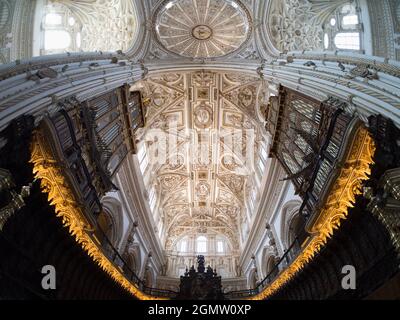 La mosquée-cathédrale de Mezquita à Cordoue, en Espagne, est un bâtiment vraiment fascinant avec une histoire riche en événements. À l'origine une église catholique de Visigoth, Banque D'Images