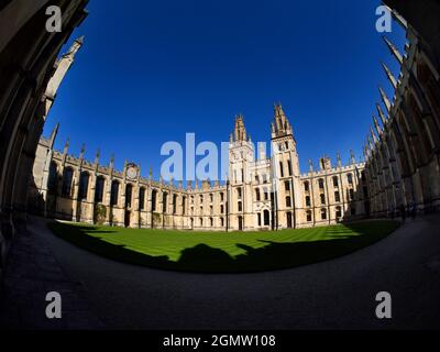 Oxford, Angleterre - 15 mai 2015; pas de personne en vue. All Souls College a été fondé en 1438 par Henry VI d'Angleterre et l'archevêque de Canterbury. Uni Banque D'Images