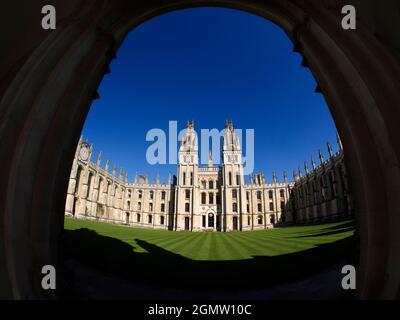 Oxford, Angleterre - 15 mai 2015; pas de personne en vue. All Souls College a été fondé en 1438 par Henry VI d'Angleterre et l'archevêque de Canterbury. Uni Banque D'Images