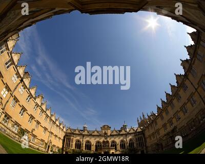 Oxford, Angleterre - 5 mai 2016; pas de personne en vue. Fondé en 1324, l'Oriel College a la distinction d'être la plus ancienne fondation royale d'Oxford Banque D'Images