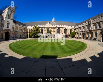 Oxford, Angleterre - 15 mai 2015; deux personnes en vue. Situé au centre de St Giles, le St John's College a la particularité d'être la richesse Banque D'Images