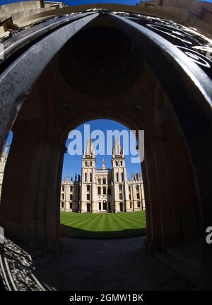 Oxford, Angleterre - 15 mai 2015; pas de personne en vue. All Souls College a été fondé en 1438 par Henry VI d'Angleterre et l'archevêque de Canterbury. Uni Banque D'Images